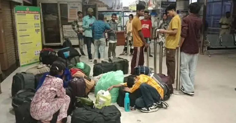 বেনাপোল বন্দরে বাংলাদেশিরা